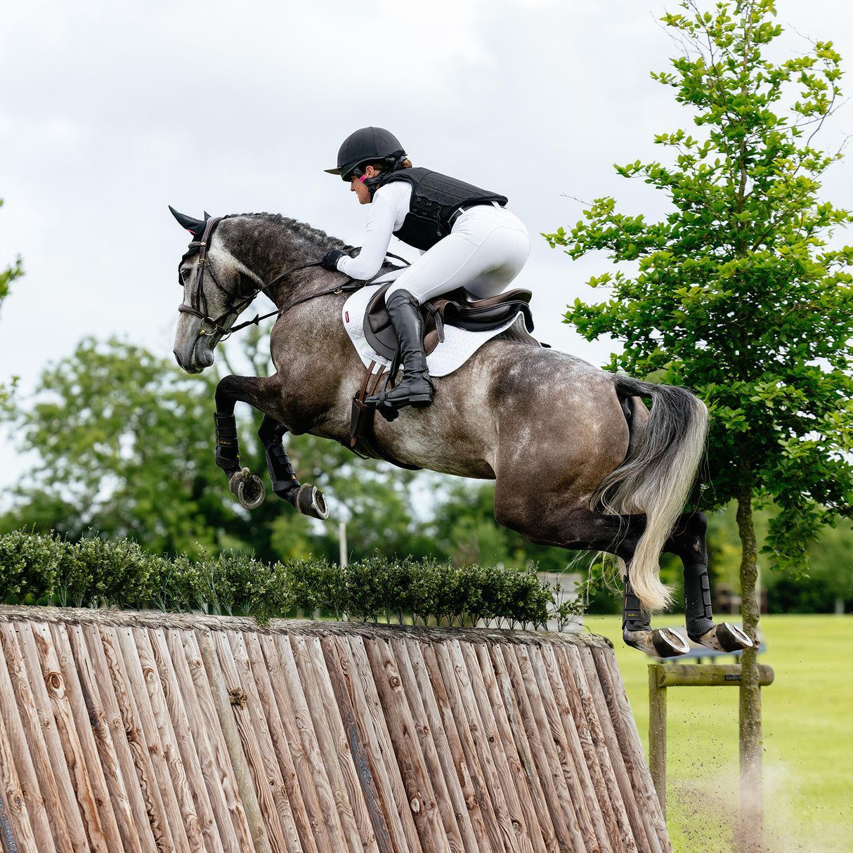 Le Mieux Suede Close Contact Square White L